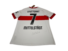 將圖片載入圖庫檢視器 VfB Stuttgart 2024-2025 Home Autogramm Signiert - Mittelstädt 7