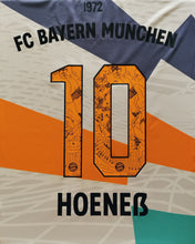 Load image into Gallery viewer, FC Bayern 2022-2023 Sondertrikot - Hoeneß 10 I 50 Jahre Olympia