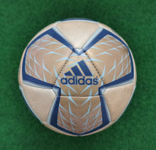 Laden Sie das Bild in den Galerie-Viewer, Fussball Adidas Auswahl Tango Comoequa Pelias wawa aba Glider Training Adipure