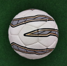 Cargar imagen en el visor de la galería, Fussball PUMA King Graphic TEAM CAT Mini Venono Auswahl