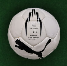 Cargar imagen en el visor de la galería, Fussball PUMA King Graphic TEAM CAT Mini Venono Auswahl