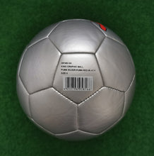 Cargar imagen en el visor de la galería, Fussball PUMA King Graphic TEAM CAT Mini Venono Auswahl