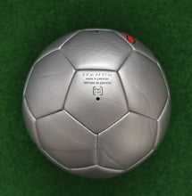 Cargar imagen en el visor de la galería, Fussball PUMA King Graphic TEAM CAT Mini Venono Auswahl