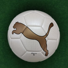 Cargar imagen en el visor de la galería, Fussball PUMA King Graphic TEAM CAT Mini Venono Auswahl