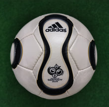 Cargar imagen en el visor de la galería, Fussball Adidas 2005-2008 Roteiro Teamgeist Europass Gloria Terrapass Sammler