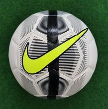 Laden Sie das Bild in den Galerie-Viewer, Fussball Nike Modelle T90 Mercurial Club Team u.a.