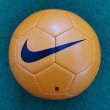 Laden Sie das Bild in den Galerie-Viewer, Fussball Nike Modelle T90 Mercurial Club Team u.a.