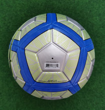 Laden Sie das Bild in den Galerie-Viewer, Fussball Nike Modelle Pitch &amp; Strike