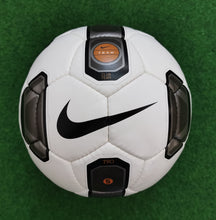 Cargar imagen en el visor de la galería, Fussball Nike Modelle T90 Mercurial Club Team u.a.