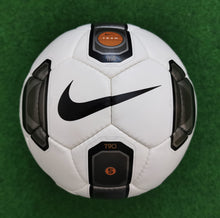 Laden Sie das Bild in den Galerie-Viewer, Fussball Nike Modelle T90 Mercurial Club Team u.a.