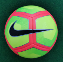 Laden Sie das Bild in den Galerie-Viewer, Fussball Nike Modelle Pitch &amp; Strike