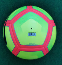 Laden Sie das Bild in den Galerie-Viewer, Fussball Nike Modelle Pitch &amp; Strike