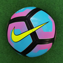 Laden Sie das Bild in den Galerie-Viewer, Fussball Nike Modelle Pitch &amp; Strike