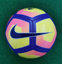 Laden Sie das Bild in den Galerie-Viewer, Fussball Nike Modelle Pitch &amp; Strike