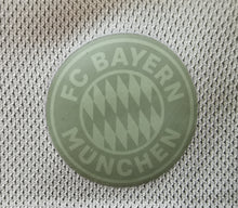 Cargar imagen en el visor de la galería, FC Bayern Sondertrikot Wiesn 2023 - Kane 9