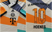 Laden Sie das Bild in den Galerie-Viewer, FC Bayern 2022-2023 Sondertrikot - Hoeneß 10 I 50 Jahre Olympia