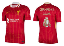 Laden Sie das Bild in den Galerie-Viewer, FC Liverpool 2024-2025 Home + Sonderflock Champions 24-25 Trophy