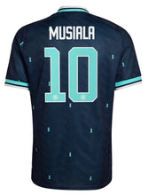 Laden Sie das Bild in den Galerie-Viewer, DFB WM 2026 Away - Musiala 10