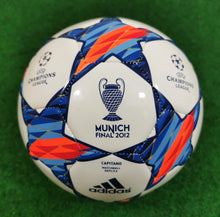 Load image into Gallery viewer, Fussball UCL Final Munich 2012 Capitano Blau-Orange