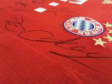 Load image into Gallery viewer, FC Bayern 2012-2013 Home - Gomez 33 I Signiert Team